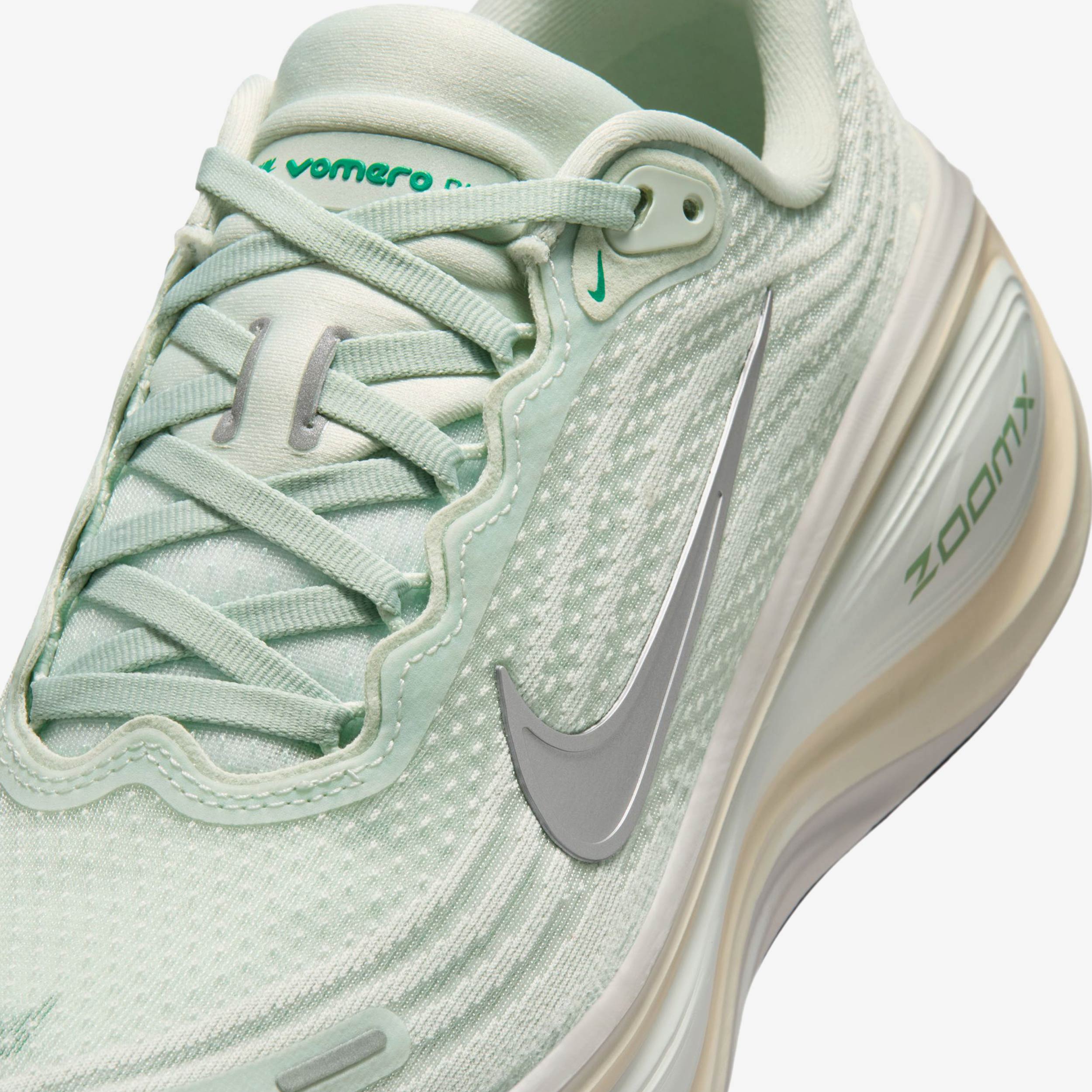 Wmns Vomero Plus