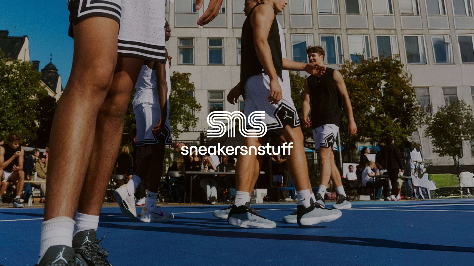 The picture sneakersnstuff.com shows when its homepage is shared